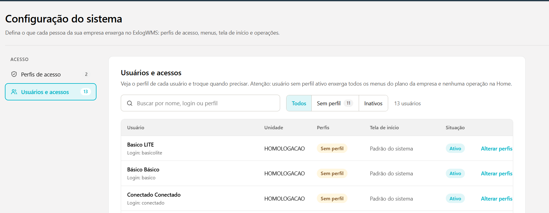 Área Usuários e acessos com a busca, os filtros Todos, Sem perfil e Inativos e a lista de usuários com unidade, perfis, tela de início, situação e o link Alterar perfis